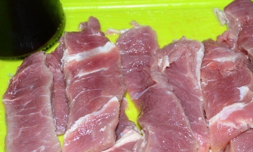 1. Этап. Сковородка с мясом: Промытое мясо нарежьте пластинками. В глубокую посуду к говядине добавьте сок лимона, лук, нарезанный полукольцами, соль, куркуму, базилик и измельченный чеснок. Оставьте мясо мариноваться на 1 час.