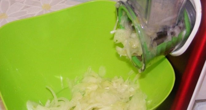 1. Этап. Салат Крабы в шубе: 1. Чищу лук от шелухи, ополаскиваю его под водой и нарезаю полукольцами.