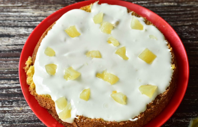 1. Этап. Морковный торт с ананасами: Выложите ананасы.