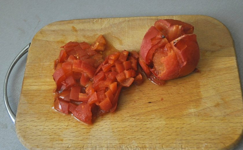 1. Этап. Греческая закуска Мелидзана: С помидоров снимите шкурку и нарежьте мелким кубиком.