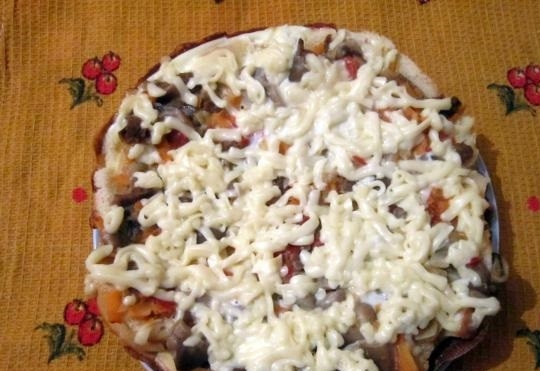 1. Этап. Пицца на батоне на сковороде: 10. Готовую пиццу перекладываем на тарелку и кушаем. Приятного аппетита!