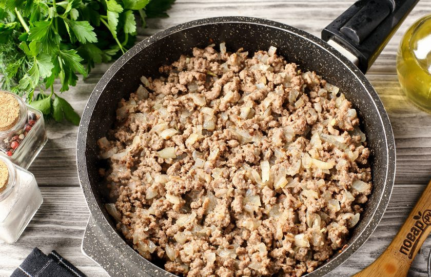 1. Этап. Жареная слоёная самса с мясом: Затем добавьте нарезанный мелкими кубиками лук, соль и специи по вкусу. Обжарьте до прозрачности лука и снимите с плиты остывать.