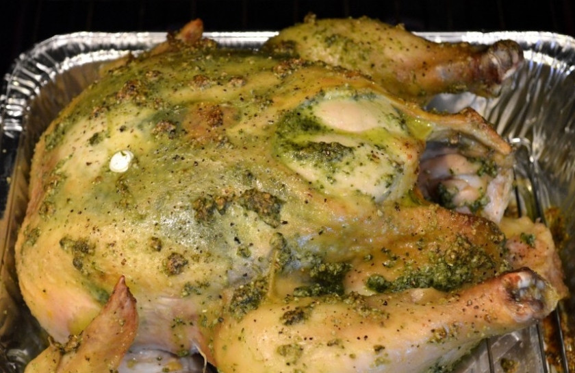 1. Этап. Курица с соусом песто: 5. Курицу необходимо отправить в разогретую духовку на 25-30 минут. Затем достать и снова немного смазать соусом. При желании эту процедуру можно повторить в течение приготовления 2-5 раз.