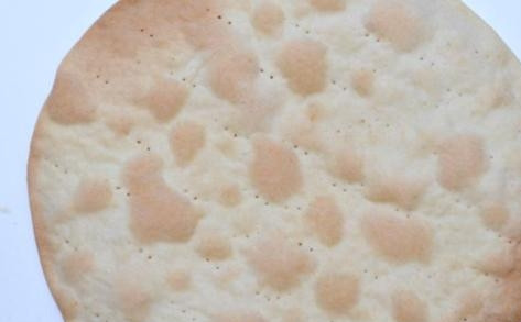 1. Этап. Слоеный торт с заварным кремом: И выкладываем на противень, слегка присыпанный мукой или застеленный бумагой для выпечки. Выпекаем в разогретой до 200 градусов духовке минуты 4-5, до легкого румяного цвета.