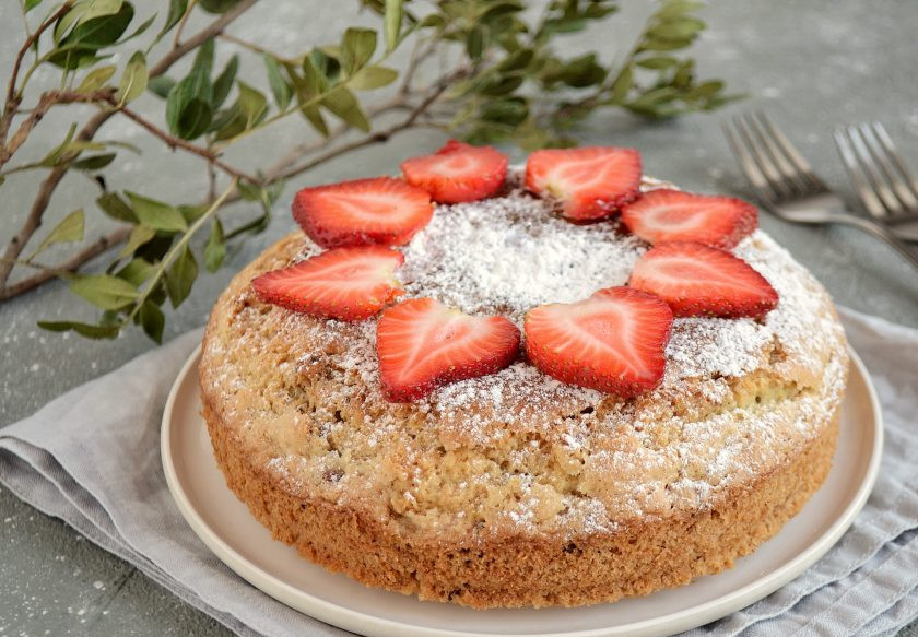 1. Этап. Постный кекс с орехами: Перед подачей кекс можно украсить ягодами и сахарной пудрой. Постный кекс с орехами готов, приятного аппетита!