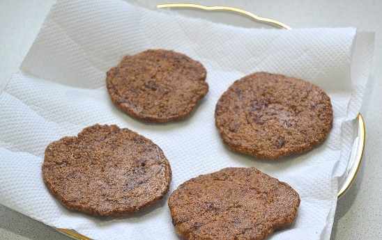 1. Этап. Закуска из печени: 9. Жарьте оладушки по несколько минут с каждой стороны до румяности. Готовые выкладывайте на бумажную салфетку.