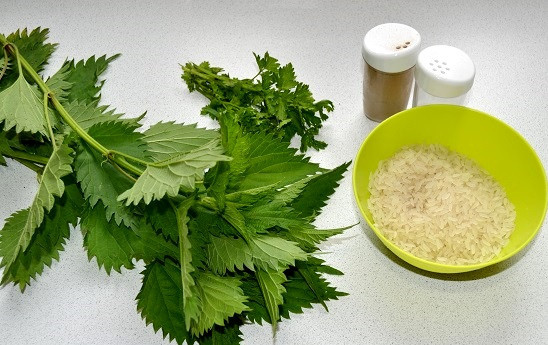 1. Этап. Рис с крапивой: Подготовьте ингредиенты.