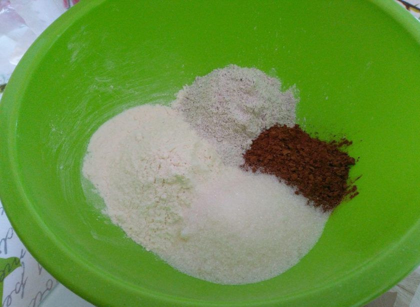 1. Этап. Шоколадные бискотти: Соедините в миске просеянную муку (2 вида), всыпьте сахар, какао и разрыхлитель.