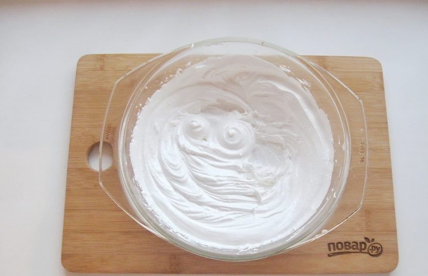 1. Этап. Щвейцарская меренга: Взбивайте меренгу уже на столе еще 3-4 минуты. Крем получается густым, пышным, воздушным, немного вязким, похожим на зефир.