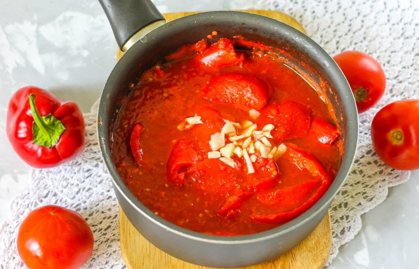 1. Этап. Ленивое лечо: Спустя указанное время очистите зубчики чеснока, промойте их и нарежьте или спрессуйте в емкость.