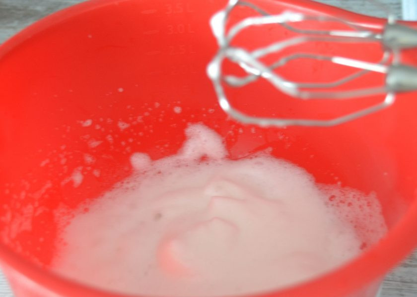 1. Этап. Миндальное безе: В емкость для взбивания влейте белки, аккуратно отделив их от желтков. Желтки в этом рецепте не потребуются. Взбейте их до пышной мягкой пены.