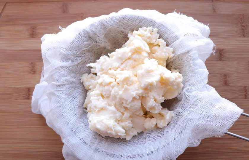 1. Этап. Домашнее масло из сметаны: Затем выключите комбайн и слейте пахту. Пахту обязательно сохраните. На ее основе можно испечь хлеб или блины. Полученное масло переложите в сито, застеленное марлей. При помощи марли слегка отожмите масло.