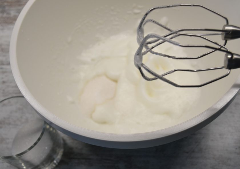 1. Этап. Безе с начинкой внутри: Добавьте в белки 2-3 капли лимонного сока и взбейте. Постепенно добавляя сахар взбивайте белки на высоких оборотах.