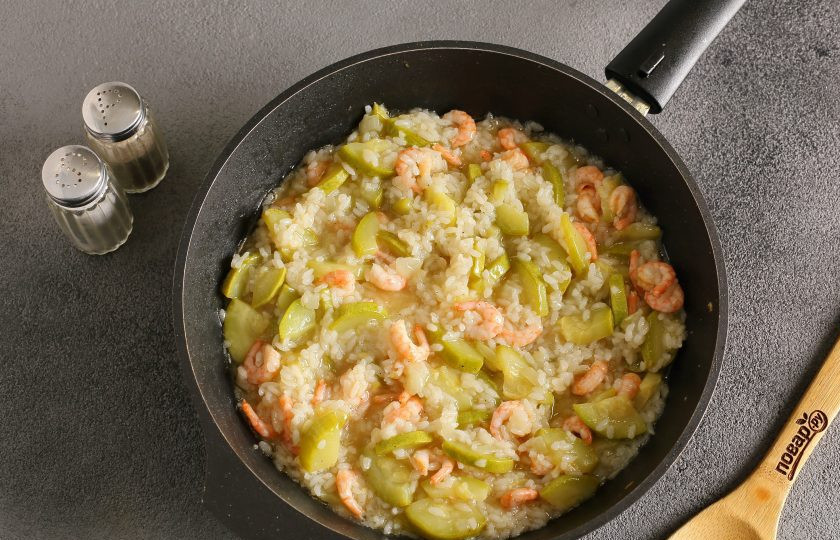 1. Этап. Ризотто с креветками и цукини: Все перемешайте и доведите до готовности. Ризотто с креветками и цукини готово. По желанию в конце можно добавить немного тертого на мелкой терке сыра.