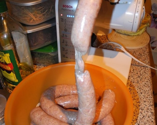 1. Этап. Купаты по-домашнему: Очень удобно набивать купаты с помощью насадки мясорубки для колбас и сосисок. Я купаты делаю длинными, затем перевязываю в нескольких местах ниточкой.