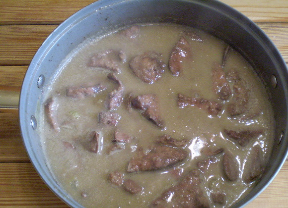 1. Этап. Печень в сметане: 7. Печень готова. Подавайте с гречкой, картошкой или картофельным пюре. Приятного аппетита!