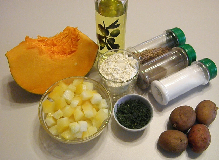 1. Этап. Постные котлеты из кабачков и тыквы: Приготовьте продукты и специи согласно списку ингредиентов. Отварите картофель в кожуре до готовности, остудите его, снимите кожуру. Так как сейчас зима, я взяла замороженный кабачок, он прекрасно подойдет для рецепта.