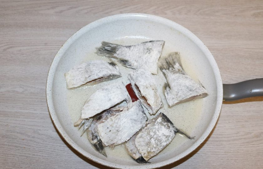 1. Этап. Борщ с карасями: Посолите рыбу, обваляйте в муке.