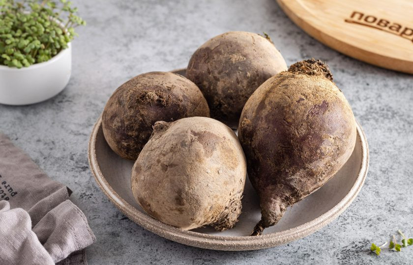 1. Этап. Свекла в микроволновке: Подготовьте свеклу.