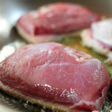 1. Этап. Утка карри по-тайски: Жарьте утку жиром вниз на раскалённой сковородке с оливковым маслом.