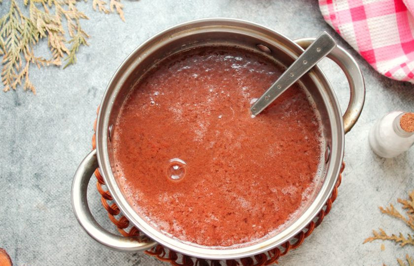 1. Этап. Томатно-огуречный сок: Сок можно заготовить на зиму. Для этого стеклянные банки тщательно вымойте и стерилизуйте. Железные крышки прокипятите в течение пяти минут. Сок налейте в кастрюлю с толстым дном, добавьте соль по вкусу и поставьте на средний огонь. Доведите сок до кипения и варите в течение трех минут.