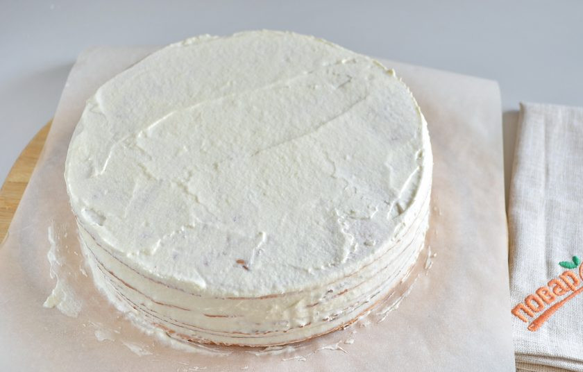 1. Этап. Торт Биткойн: 15. Хорошо смажьте кремом верх и бока тортика, шпателем или широким ножом разровняйте. Оставьте на час торт при комнатной температуре, а потом уберите в холод на 6-7 часов, чтобы торт пропитался, а крем застыл.