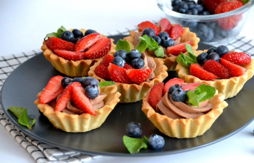 1. Этап. Пирожное Корзиночка с масляным кремом: Украсьте корзиночки любыми свежими ягодами, листочками мяты.