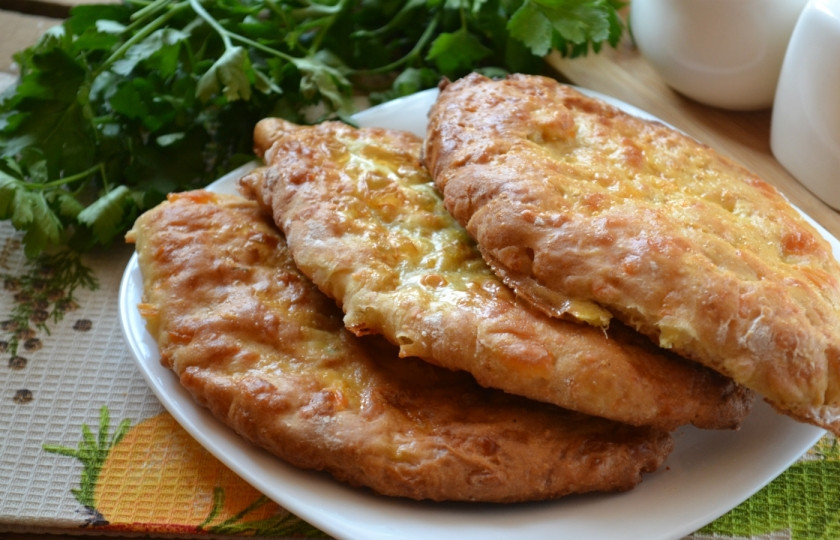 1. Этап. Сырные лепешки на кефире: Запекайте сырные лепешки в духовке на протяжении 20 минут. Подавайте к столу горячими. Приятного аппетита!