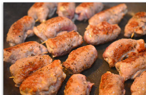 1. Этап. Свиные рулетики с сыром: Разогреваем в сковороде растительное масло и обжариваем рулетики с двух сторон до румяной корочки.