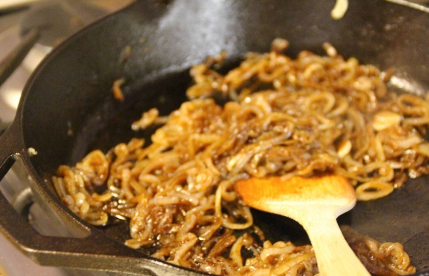 1. Этап. Мармелад из лука: В процессе жарки добавьте к луку коричневый сахар и бальзамический уксус, посолите. Всё хорошо перемешайте и продолжайте жарить. Лук должен получится коричневого цвета.