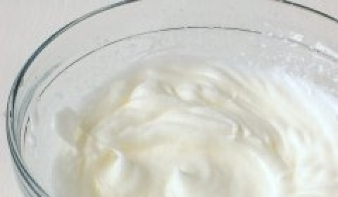 1. Этап. Бисквит в мультиварке Поларис: Прежде всего отделяем белки от желтков, хорошо их взбиваем.