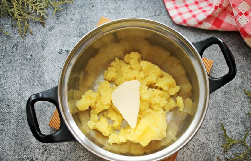 1. Этап. Осетинский пирог с картошкой и сулугуни: Картофель почистите, вымойте и отварите в соленой воде до готовности. Отвар полностью слейте, помните толкушкой в пюре, добавьте сливочное масло, перемешайте и полностью остудите.