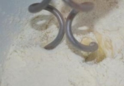 1. Этап. Тесто для пельменей на минералке: 3. Замешиваем эластичное тесто миксером до тех пор, пока оно не станет крепким.