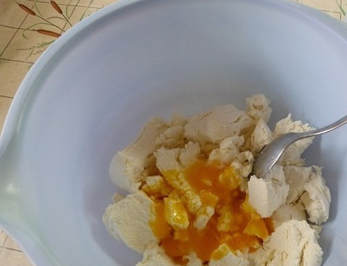 1. Этап. Творожная запеканка с зеленью: Творог растираем с желтками.