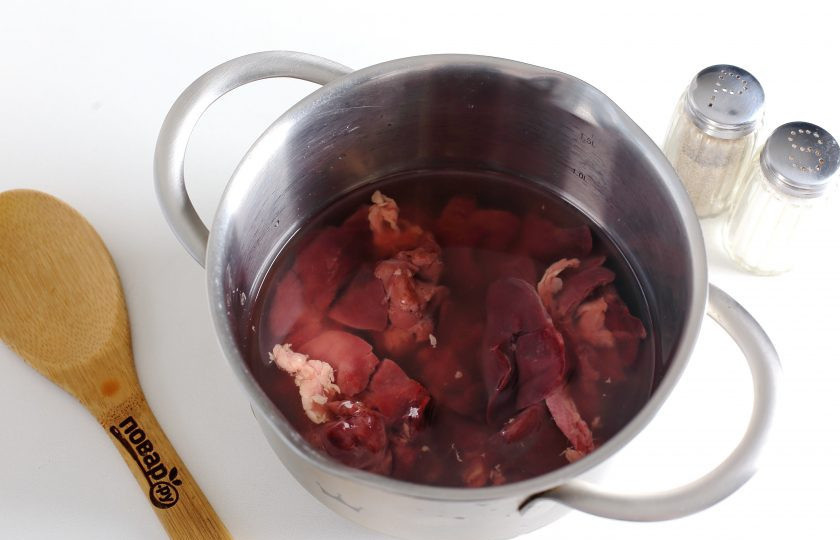 1. Этап. Салат с куриной печенью: Печень промойте, залейте водой, посолите и отварите до готовности.