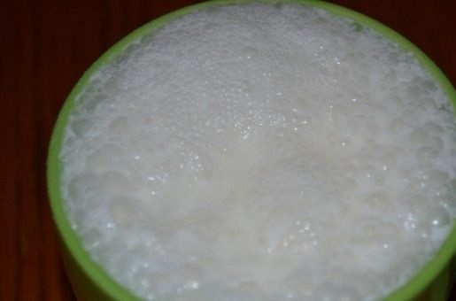 1. Этап. Торт Минутка на сковороде: 1. Для начала расскажу, как сделать тесто на коржи. В кефир отправьте соду и оставьте все вместе на пару минут.