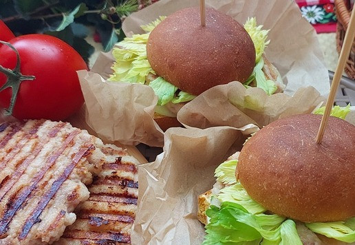 1. Этап. Манговый Верзила с котлетой из индейки: Это небанальный и очень удобный в поедании сэндвич: сначала съедается открытая часть вокруг круглой булочки, потом вытаскивается шпажка и сэндвич доедается с комфортом, ничего не вытекает и не распадается.