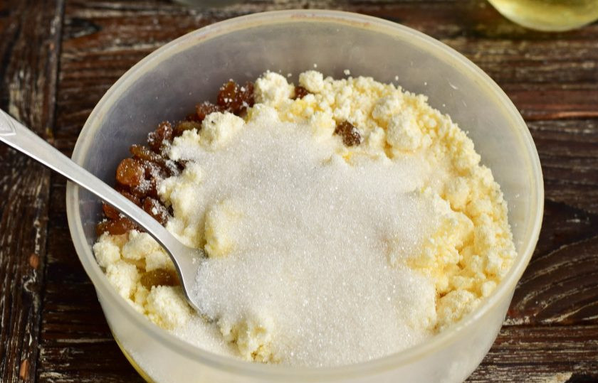 1. Этап. Тарталетки с творожным кремом и фруктами: К оставшемуся яйцу добавьте творог, 2,5 ст. ложки сахара и изюм. Перемешайте. Творожный крем готов. Его также можно взбить блендером.