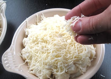 1. Этап. Сырные ньокки: Снова залейте соусом, посыпьте сыром (100 г) и полейте растопленным маслом (50 г).