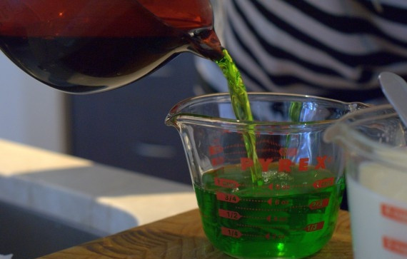 1. Этап. Желе слоями: 2. В отдельной миске смешайте пакетик разноцветного желе с 1 столовой ложкой желатина, залейте все горячей водой в соответствии с инструкцией (обычно 2 стакана воды), хорошенько размешайте. Разделите желе между двумя стаканами для заполнения двух форм.