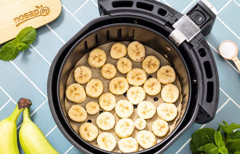 1. Этап. Банановые чипсы в аэрогриле: Приправьте сверху солью. Поставьте температуру на 175 градусов и готовьте 8 минут. Я рекомендую на 5 минуте уже открыть аэрогриль и проверить, не подгорели ли бананы.