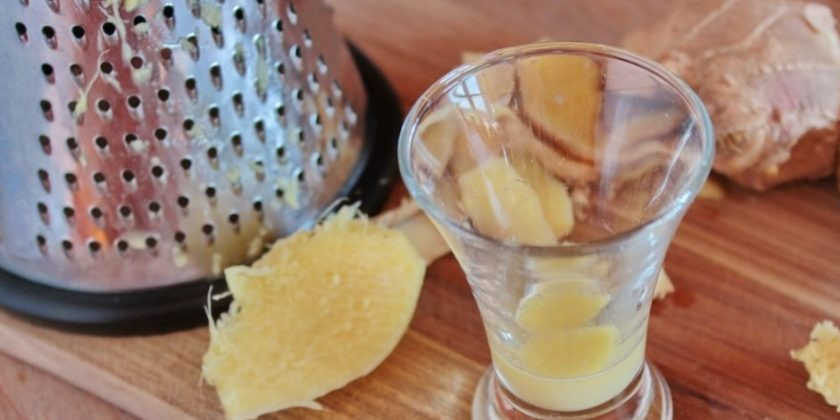 1. Этап. Коктейль для похудения (оригинальный рецепт): Имбирь натрите на терке, через марлю отжимите имбирный сок.
