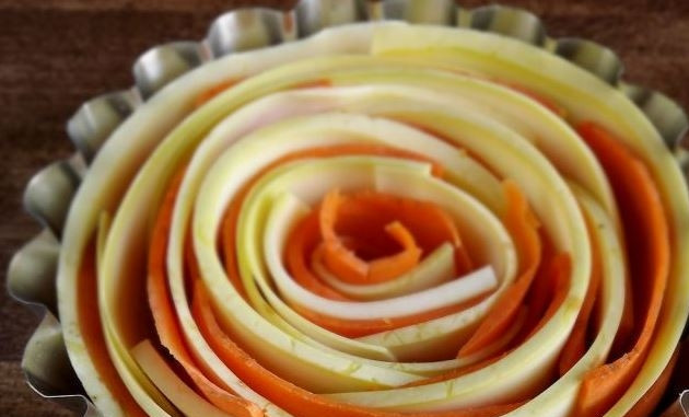 1. Этап. Запеканка овощная с сыром: Форму для запекания смажьте растительным маслом. Затем выложите в нее слайсы моркови и кабачка, чередуя их между собой так, чтобы получилось что-то наподобие розы.