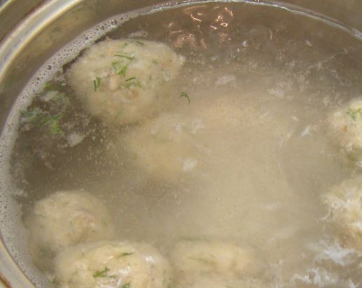 1. Этап. Фрикадельки грибные: Кипятим воду. Мокрыми руками формируем шарики, варим фрикадельки 10 минут, всплыли - вынимаем!