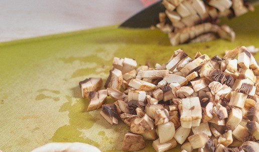 1. Этап. Фаршированные яйца с сыром: Остальные грибы нарезать мелкими кубиками.