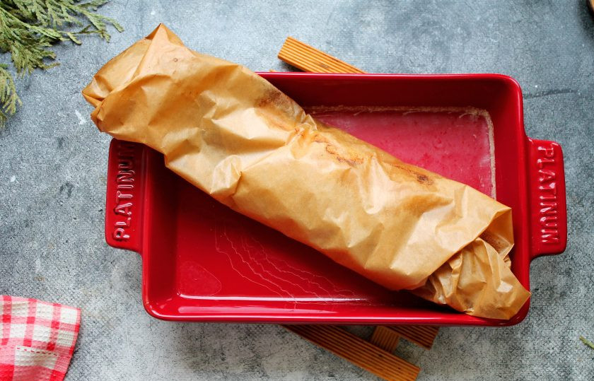 1. Этап. Судак с лимоном: Заверните судака в пергамент конвертом, чтобы он не развернулся, а лимон не упал. В форму для запекания налейте немного воды и выложите рыбу. Поставьте форму в горячую духовку и запекайте при температуре 180 градусов в течение 30 минут.