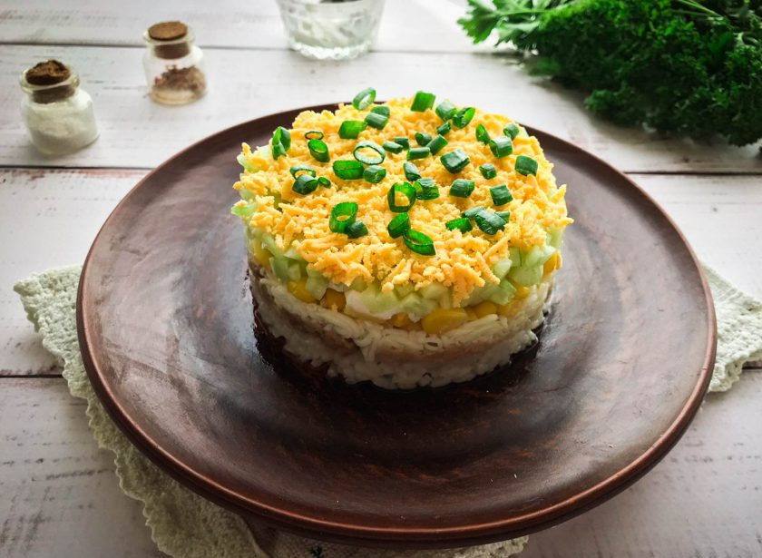 1. Этап. Салат Диана с печенью трески: Украсьте салат зеленью и подавайте к столу. Приятного аппетита!