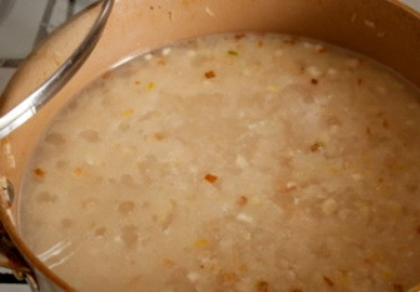 1. Этап. Плов с помидорами: После этого наливаем в сотейник бульон или воду, солим ее и на среднем огне доводим жидкость до кипения. Уменьшаем огонь и готовим рис под крышкой, пока он не станет мягким, при необходимости в сотейник нужно подливать бульон.