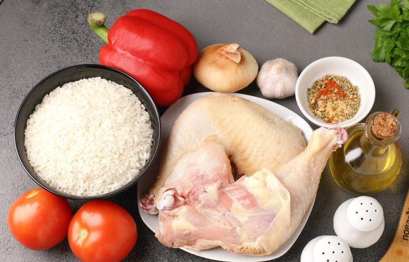 1. Этап. Ближневосточный плов с курицей и помидорами: Подготовьте все ингредиенты.