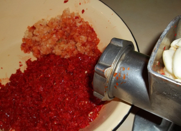 1. Этап. Кавказская аджика: 7. Чеснок надо также пропустить через мясорубку.